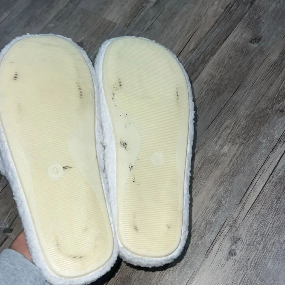 Pottery barn slippers - Picture 3 of 3